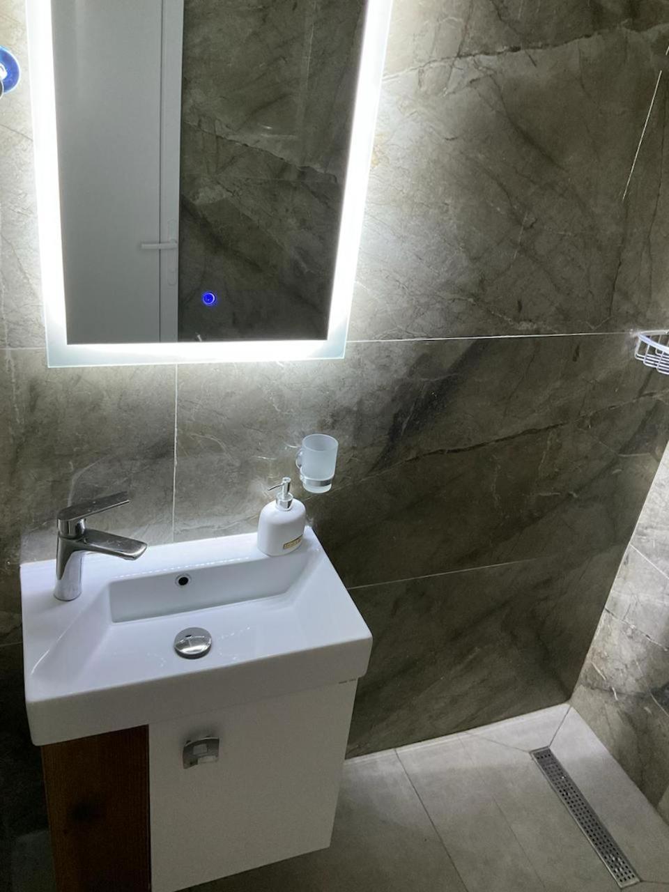 Golem Dhome Plazhi * Golem (Tirana)
